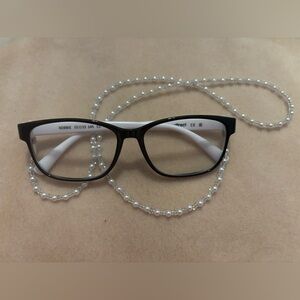 Luminous Pearl Eyewear Chain — A Soft, Elegant Essential